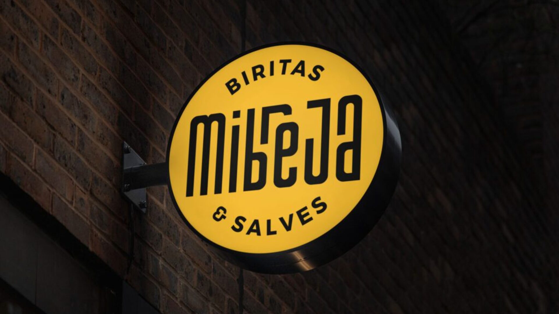 mockup-of-a-round-outdoor-sign-4114-el1-(1)